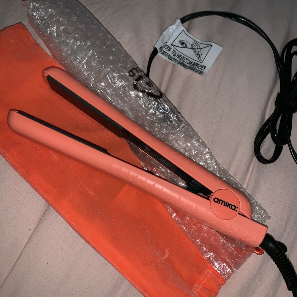 Amika Straightener